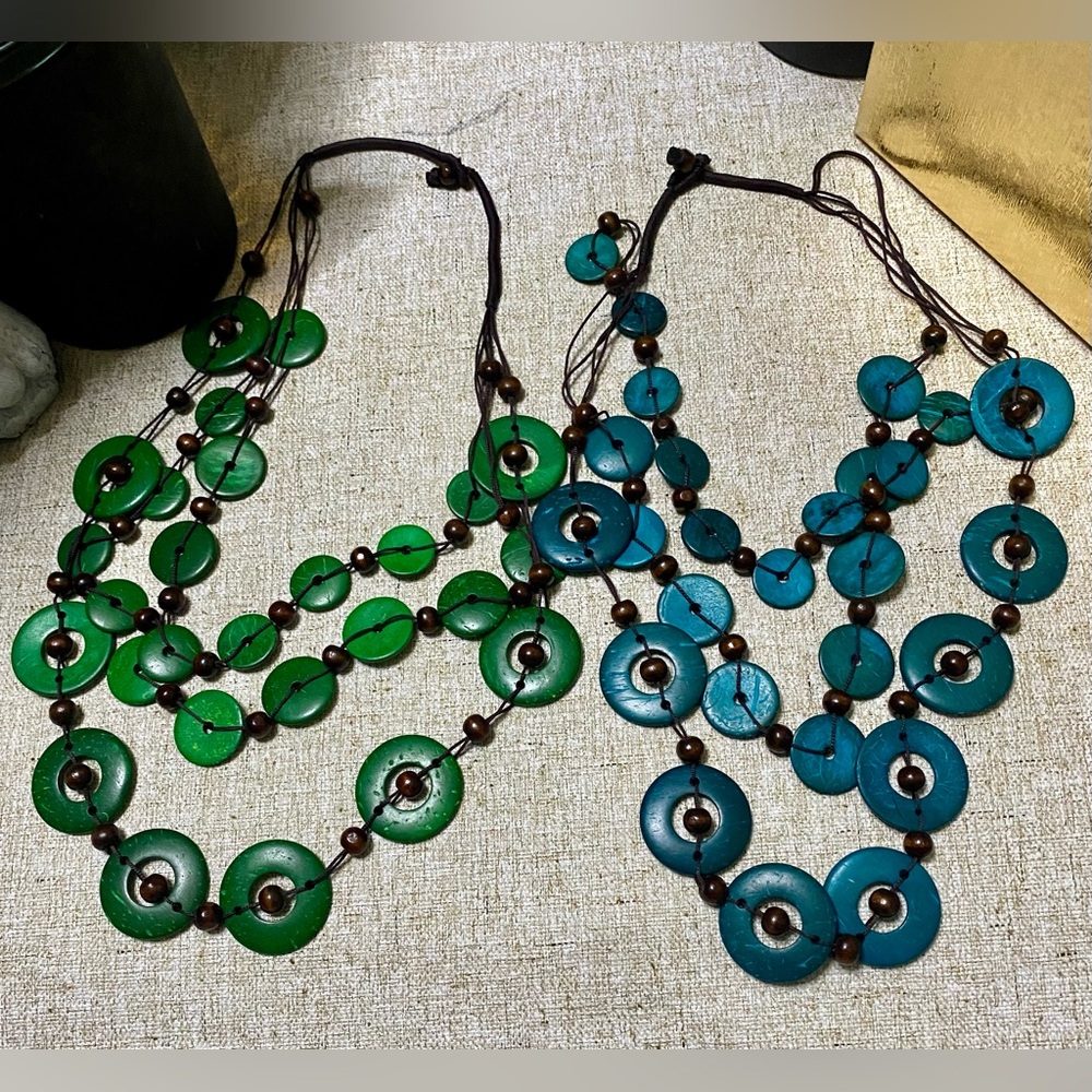 🌺Wood and leather necklaces, one blue and one green, new 🌺#2CollaM